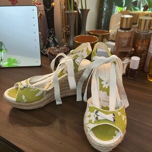 NWOT Y2K Montego Bay Club Lime green Floral Wedges